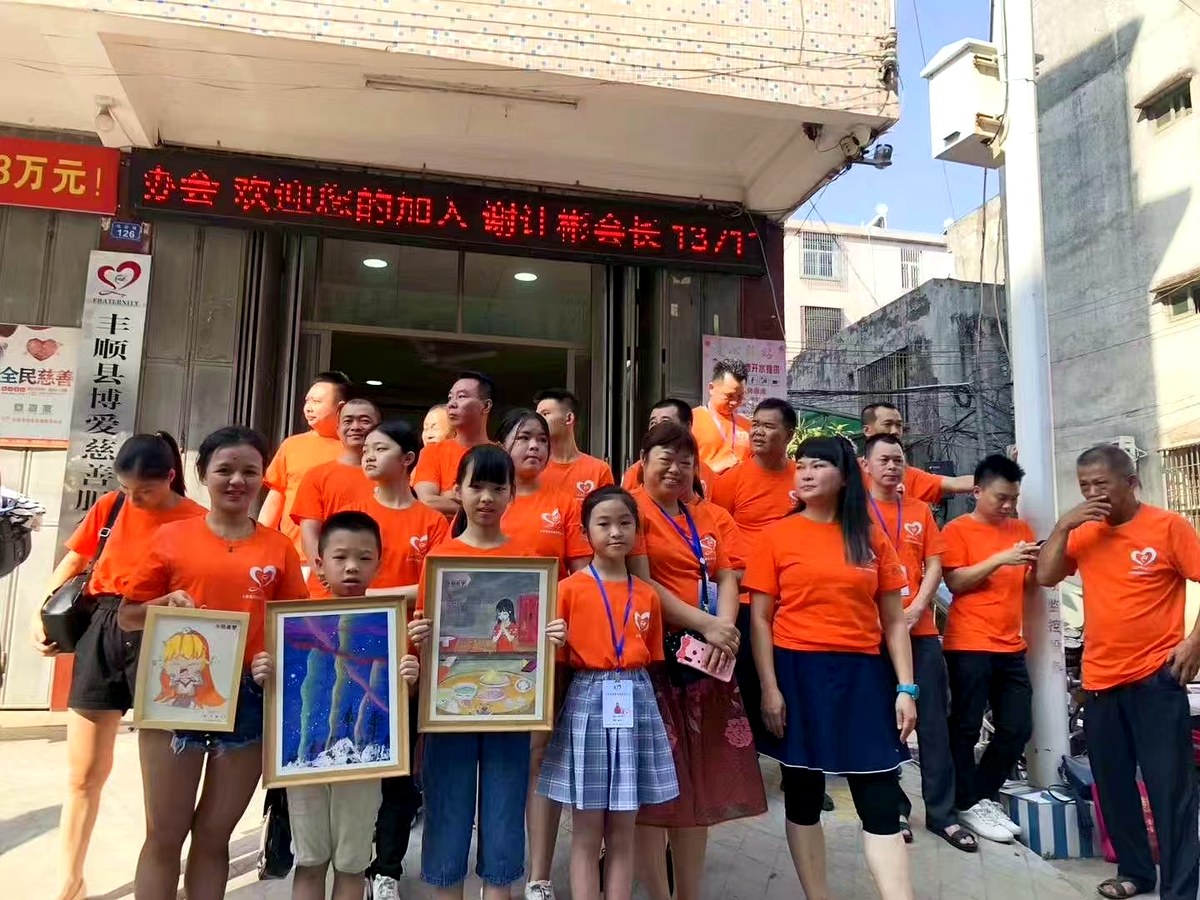 夕阳画梦爱心义卖公益实践活动合影