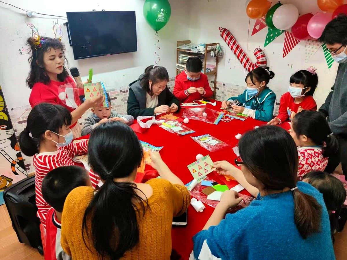 节日亲子艺术工作坊现场